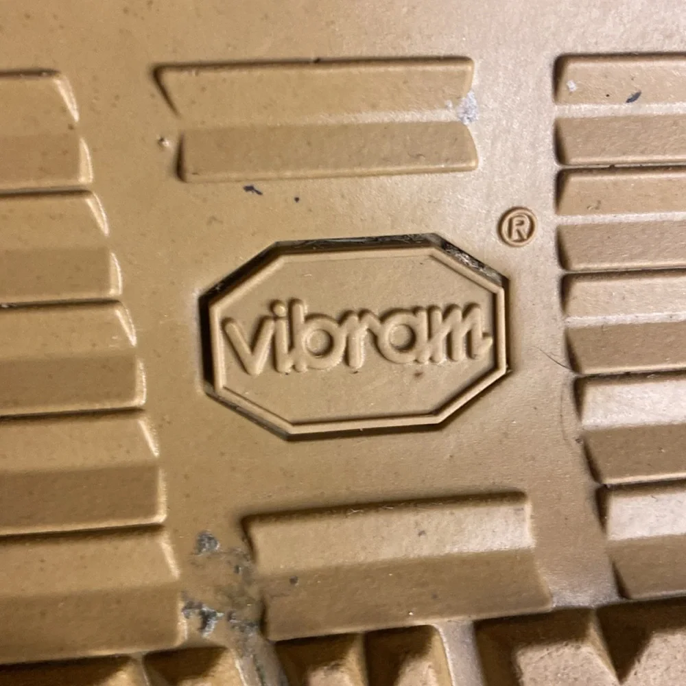 Wellco tan desert combat boots Vibram soles size 9.5 XW